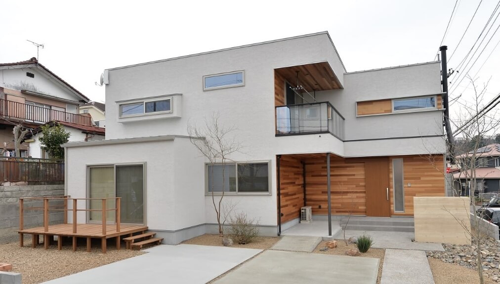 施工事例と施工中の様子を定期的に掲載