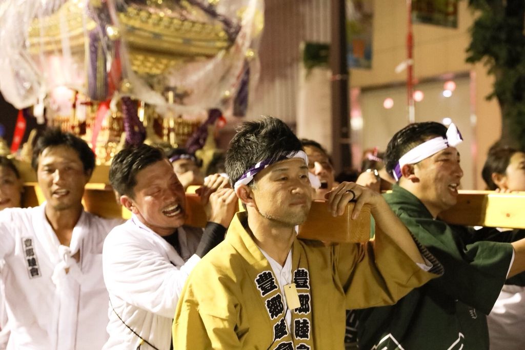 宮祭りに地元豊郷の御輿を担いで