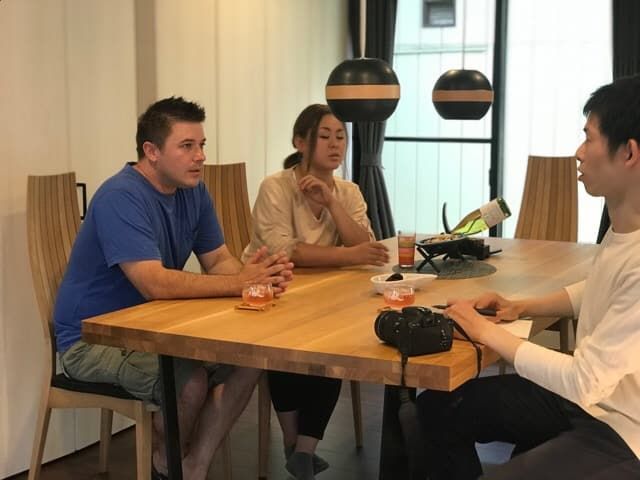 『日経新聞の取材を』