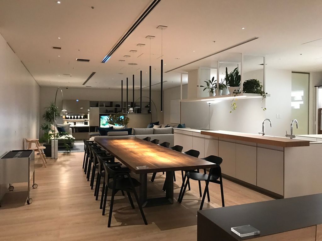 都内インテリアショールームへ